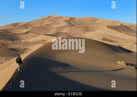 Iran, Yazd province, Dasht-e Kavir desert, Moghestan, hiking in the dune system which highest dune reaches 200 meters Stock Photo