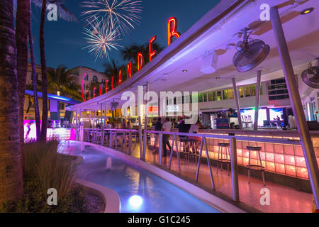 OUTDOOR BAR CLEVELANDER HOTEL OCEAN DRIVE MIAMI BEACH FLORIDA USA Stock Photo