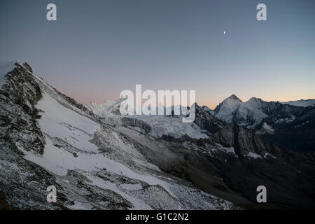 Zinalrothorn und Mominggletscher bei Sonnenuntergang. Zinalrothorn and Moming Glacier in the dawn seen from the Tracuit Hut. Stock Photo