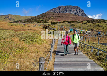 Hikers of the slopes of Hallasan, South Korea's highest mountain Stock Photo