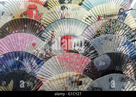 Traditional Japanese hand fans on display in a shop on Nakamise-dōri street, Senso-ji Temple, Asakusa, Tokyo Stock Photo