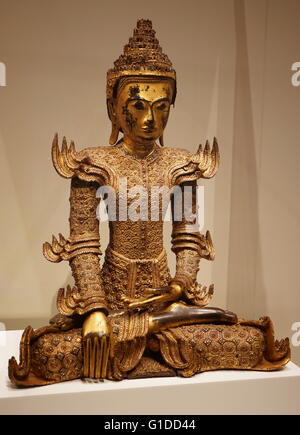 Crowned Buddha statue 19th century gilded wood Burmese (Burma, Myanmar) Stock Photo