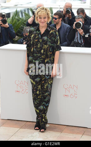 Cannes, France. 13th May, 2016. French Italian actress Valeria Bruni-Tedeschi pose during the photocall for 'Ma Loute' (Slack Bay) at the 69th annual Cannes Film Festival, in Cannes, France, 13 May 2016. Credit:  dpa picture alliance/Alamy Live News Stock Photo