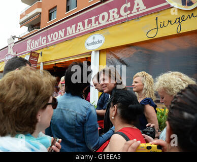 Juergen Drews is surrounded by his fans in his cult bistro 'Koenig von Mallorca' in Santa Ponsa, Spain, 09 May 2016. Photo: Jens Kalaene/dpa Stock Photo