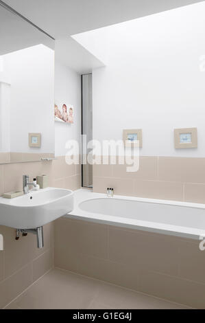 Modern Family home, Shepherds Bush, London. Bathroom with modern features and neutral tones. Stock Photo