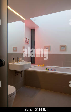 Modern Family home, Shepherds Bush, London. Bathroom with modern features and neutral tones. Stock Photo