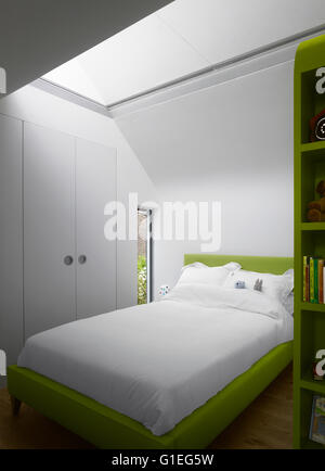 Modern Family home, Shepherds Bush, London. Bedroom with white linens and green accents. Stock Photo