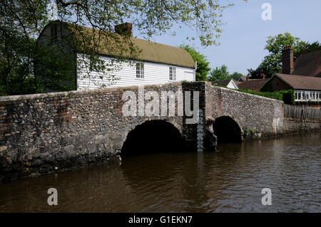 Mill Cottage tucked behind the bridge over the River Darent in the North Kent village of Eynsford. Stock Photo