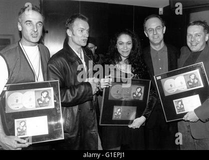Der britische Musiker, Sänger und Schauspieler Sting (2. v. l.) und Sängerin Dina Carroll, 1990er Jahre. British musician, singer and actor Sting (2nd left) with singer Dina Carroll, 1990s. Stock Photo