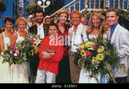 Die deutsche Fernsehansagerin und Moderatorin Carolin Reiber (Mitte) mit Geschwister Anita und Alexandra Hofmann (links) und Stefan Mross (ganz rechts), Deutschland 1990er Jahre. German TV presenter Carolin Reiber, Germany 1990s. Stock Photo