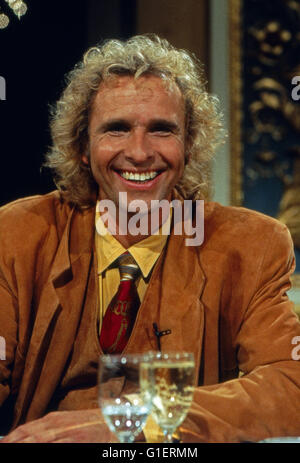 Der deutsche Moderator Thomas Gottschalk bei 'Wetten, dass', Deutschland 1990er Jahre. German TV presenter Thomas Gottschalk in his show 'Wetten, dass', Germany 1990s. Stock Photo