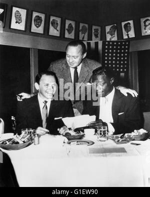 Der amerikanische Sänger, Schauspieler und Entertainer Frank Sinatra (links) mit Jack Benny (Mitte) und Nat King Kole, 1950er Jahre. American singer, actor and entertainer Frank Sinatra (left) with Jack Benny (center) and Nat King Kole, 1950s. Stock Photo