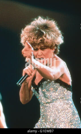 Die amerikanische Sängerin und Schauspielerin Tina Turner bei einem Konzert, 1990er Jahre. American singer and actress Tina Turner live in concert, 1990s Stock Photo