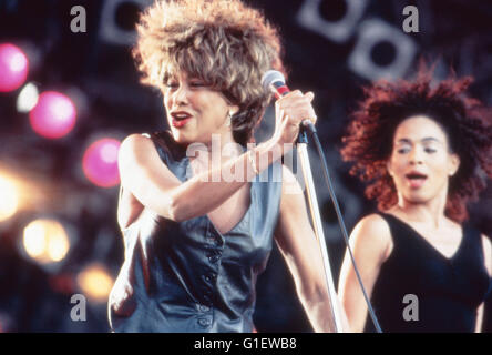 Die amerikanische Sängerin und Schauspielerin Tina Turner bei einem Konzert, 1990er Jahre. American singer and actress Tina Turner live in concert, 1990s Stock Photo