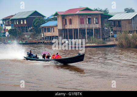 Tourists coming back from the Inle Lake in the early morning (Myanmar). Touristes revenant du lac Inlé au petit matin (Birmanie) Stock Photo