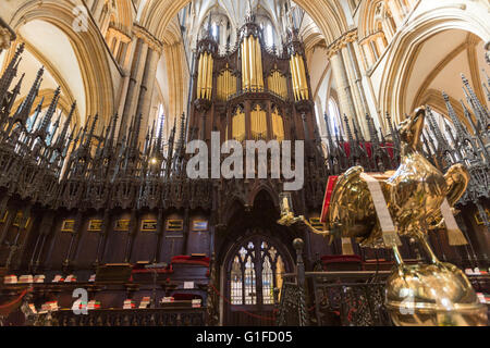 Organ and the eagle Lectern in Lincoln Cathedral  Stalls St Hugh's Choir, Lincoln, Lincolnshire, England, UK Stock Photo