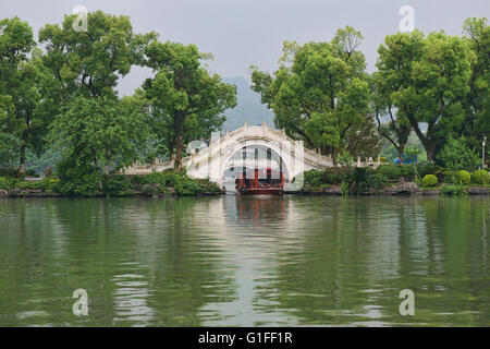 Traditional stone arch brdge on Banyan Lake, Guilin, Guangxi Autonomous Region, China Stock Photo