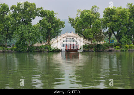 Traditional stone arch brdge on Banyan Lake, Guilin, Guangxi Autonomous Region, China Stock Photo