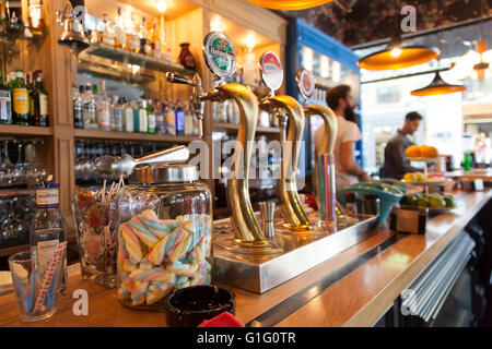 León, Spain: Pub Ginger in the Barrio Húmedo of the Casco Antiguo. Stock Photo