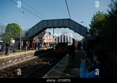 Chester le Street, UK, 14 May 2016. Flying Scotsman travelling north through Chester le Street station. Credit:  Colin Edwards / Alamy Live News Stock Photo