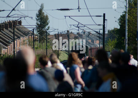 Chester le Street, UK, 14 May 2016. Crowds watching Flying Scotsman approaching Chester le Street station.  Credit:  Colin Edwards / Alamy Live News Stock Photo