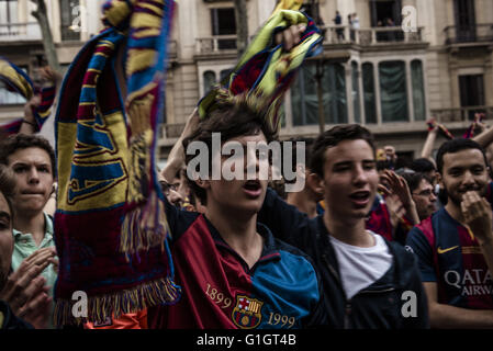Barcelona, Catalonia, Spain. 14th May, 2016. Fans of the FC Barcelona chant slogans at the Canaletes fountain in the Ramblas, the traditional spot to celebrate trophies, to celebrate their team's 24th league title. © Matthias Oesterle/ZUMA Wire/Alamy Live News Stock Photo
