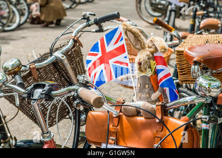 London, United Kingdom - May 14, 2016: Tweed Run (bicycle ride with a style) at picnic near Albert Memorial in Kensington Gardens, Hyde Park.  Tweed toy bunny with a UK flag, bicycle decoration Credit:  Elena Chaykina/Alamy Live News Stock Photo