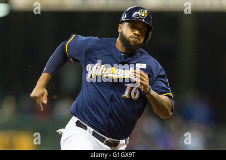May 14, 2016: Milwaukee Brewers right fielder Domingo Santana #16 scores on a double by Nieuwenhuis in the 7th inning of the Major League Baseball game between the Milwaukee Brewers and the San Diego Padres at Miller Park in Milwaukee, WI. John Fisher/CSM Stock Photo