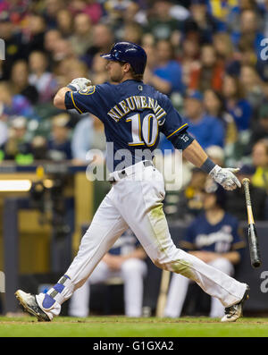 May 14, 2016: Milwaukee Brewers center fielder Kirk Nieuwenhuis #10 drives in a run with a double down the right field line in the 7th inning of the Major League Baseball game between the Milwaukee Brewers and the San Diego Padres at Miller Park in Milwaukee, WI. John Fisher/CSM Stock Photo