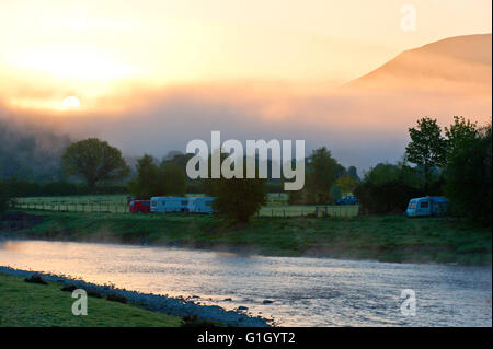 Builth Wells, Powys, Wales, UK. 15th May 2016. After an unseasonably cold night with temperatures dropping to around freezing, mist is seen rising over the River Wye at Builth Wells, Powys, Wales, UK. Credit:  Graham M. Lawrence/Alamy Live News. Stock Photo