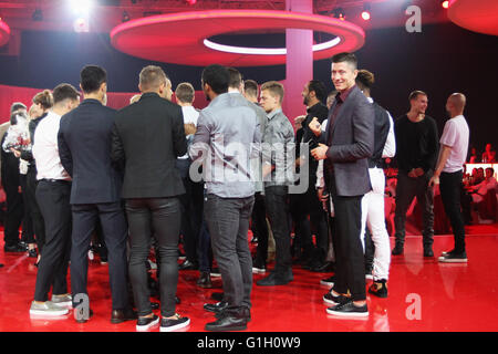 MUNICH, GERMANY - MAY 14: Robert Lewandowski smiles with his Championship ring during the FC Bayern Muenchen Bundesliga Champions Dinner at the Postpalast on May 14, 2016 in Munich, Bavaria. Photo: Alexandra Beier/Bongarts/Getty Images/dpa Stock Photo