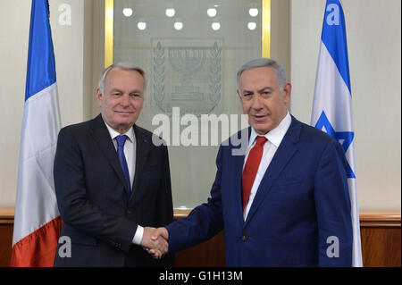 (160515) -- JERUSALEM, May 15, 2016 (Xinhua) -- Israeli Prime Minister Benjamin Netanyahu (R) shakes hands with France's Foreign Minister Jean-Marc Ayrault as they meet in Jerusalem, May 15, 2016. Israeli Prime Minister Benjamin Netanyahu told France's Foreign Minister Jean-Marc Ayrault on Sunday that his country still opposes Paris's efforts to revive the peace talks between Israel and the Palestinians. (Xinhua/Kobi Gideon/GPO/JINI) Stock Photo
