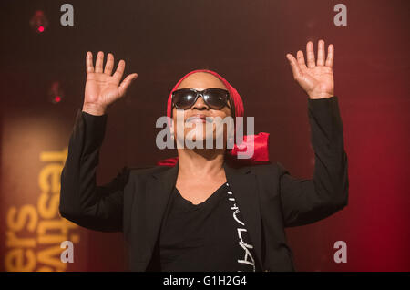 Moers, Germany. 14th May, 2016. American singer and guitarist Cassandra Wilson waves after her performance with the band Harriet Tubman at the Moers Festival in Moers, Germany, 14 May 2016. The long-standing festival for improvised music continues until Pentecost Monday. Photo: BERND THISSEN/dpa/Alamy Live News Stock Photo