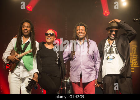 Moers, Germany. 14th May, 2016. American singer and guitarist Cassandra Wilson stands on stage with the band Harriet Tubman (Brandon Ross, Melvin Gibbs, J.T. Lewis, L-R) at the Moers Festival in Moers, Germany, 14 May 2016. The long-standing festival for improvised music continues until Pentecost Monday. Photo: BERND THISSEN/dpa/Alamy Live News Stock Photo