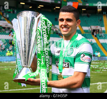 Celtic Park, Glasgow, Scotland. 15th May, 2016. Scottish Premier League. Celtic versus Motherwell. Tom Rogic with the trophy © Action Plus Sports/Alamy Live News Stock Photo
