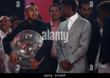 Munich, Germany. 14th May, 2016. Arturo Vidal holds The Meisterschale, the trophy of the German football championship next too David Alaba during the FC Bayern Muenchen Bundesliga Champions Dinner at the Postpalast on May 14, 2016 in Munich, Bavaria. Stock Photo