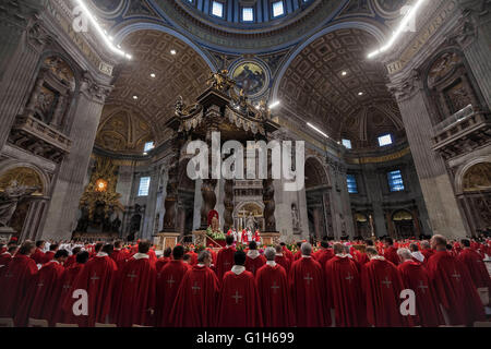 Vatican City, Vatican. 15th May, 2016. Pope Francis celebrates a Pentecost mass in St. Peter's Basilica in Vatican City. The Christian holiday Pentecost is celebrated fifty days after Easter Day. © Giuseppe Ciccia/Pacific Press/Alamy Live News Stock Photo