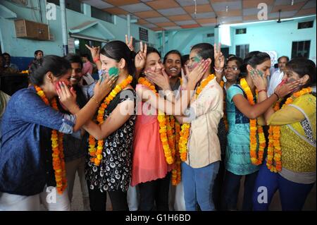 Allahabad, India. 15th May, 2016. Students celebrate their success after announcment of Uttar Pradesh Board Intermediate Class 10tha and 12th results at their school in Allahabad. © Prabhat Kumar Verma/Pacific Press/Alamy Live News Stock Photo