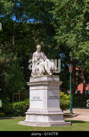 Statue of the hydraulic engineer Pietro Paleocapa in Giardini Papadopoli, Santa Croce, Venice, Italy Stock Photo