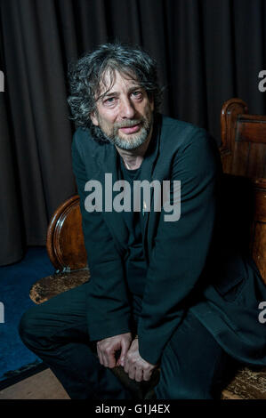 Neil Gaiman Two globally acclaimed writers Ð admirers of each otherÕs work Ð met on stage for the first time tonight . Neil Gai Stock Photo