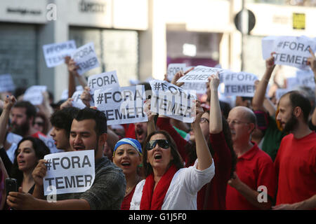 Sao Paulo, Brazil. 15th May, 2016. People take part in a protest against Brazil's interim President Michel Temer and the suspension of President Dilma Rousseff, in Sao Paulo, Brazil, May 15, 2016. Michel Temer took over the presidency Thursday from Brazil's first female President Dilma Rousseff, who was suspended from office for 180 days. © Rahel Patrasso/Xinhua/Alamy Live News Stock Photo