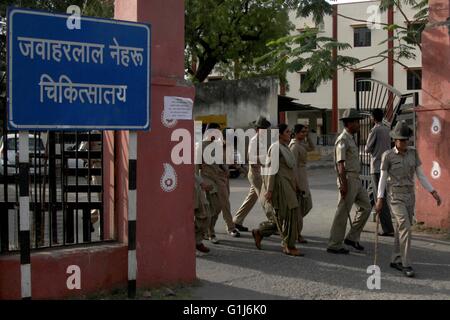 Ajmer, India. 15th May, 2016. Police protection outside the Children's Ward of Jawahar Lal Nehru Hospital after five new born babies died at the hospital in the past 24 hours. © Sourabh Vyas/Pacific Press/Alamy Live News Stock Photo