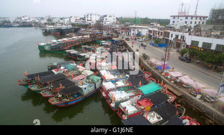 Qionghai, China's Hainan Province. 16th May, 2016. Fishing boats anchor at the Tanmen port in Qionghai City, south China's Hainan Province, May 16, 2016. China banned fishing from May 16 to Aug. 1 in the South China Sea, a measure taken for the 18th consecutive year. © Meng Zhongde/Xinhua/Alamy Live News Stock Photo