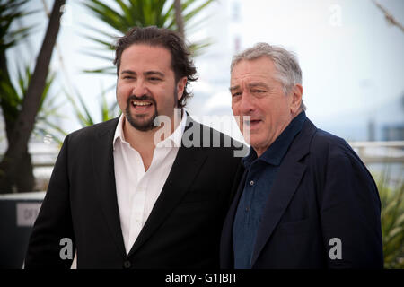 Cannes, France. 16th May, 2016. Director Jonathan Jakubowicz and Actor Robert De Niro at the Hands Of Stone film photo call at the 69th Cannes Film Festival Monday 16th May 2016, Cannes, France. Credit:  Doreen Kennedy/Alamy Live News Stock Photo