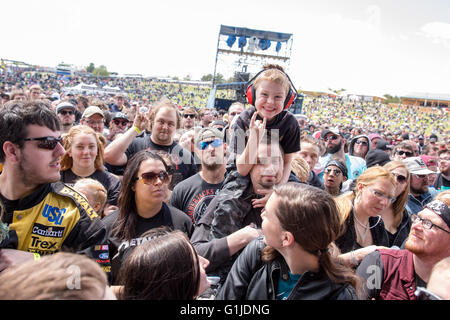 Somerset, Wisconsin, USA. 15th May, 2016. A young fan enjoys the music at Somerset Amphitheater during the Northern Invasion Music Festival in Somerset, Wisconsin © Daniel DeSlover/ZUMA Wire/Alamy Live News Stock Photo