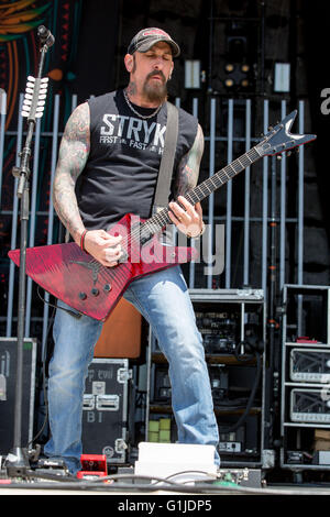 Somerset, Wisconsin, USA. 15th May, 2016. Guitarist JOHN CONNOLLY of Sevendust performs live at Somerset Amphitheater during the Northern Invasion Music Festival in Somerset, Wisconsin © Daniel DeSlover/ZUMA Wire/Alamy Live News Stock Photo
