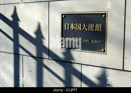Berlin Tiergarten, Germany. 13th Feb, 2016. A Japanese sign and the German translation at the Japanese Embassy in the Hiroshimastrasse in Berlin Tiergarten, Germany, 13 February 2016. Photo: S. Steinach - NO WIRE SERVICE -/dpa/Alamy Live News Stock Photo
