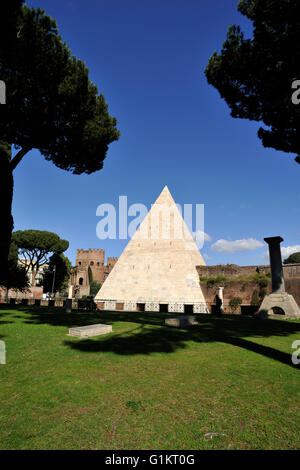 Italy, Rome, pyramid of Caius Cestius Stock Photo