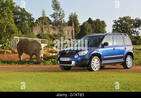 2009 Skoda Yeti off road soft roader 4x4 car and rhino Stock Photo
