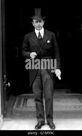 Captain Robert Falcon Scott of the ill-fated British Expedition to Antarctica to reach the South Pole, leaving the Royal Societies Club in London. ... Human Interest - Polar Exploration - Scott's Expedition to Antarctica ... 01-01-1910 ... LONDON ... UK ... Photo credit should read: PA/Unique Reference No. 1160080 ... Stock Photo